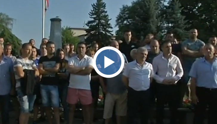 Мъже вилняха с брадви и ножове в Угърчин