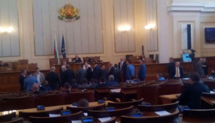 Депутатите бяха принудени да излязат в почивка Депутатите бяха принудени да излязат в почивка