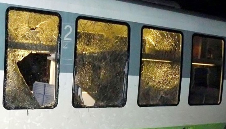Вандали атакуваха с камъни влак в района между гарите Горна баня и Захарна фабрика