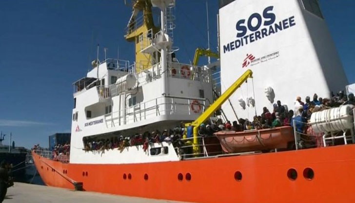 Италия не допуска кораб с 629 мигранти