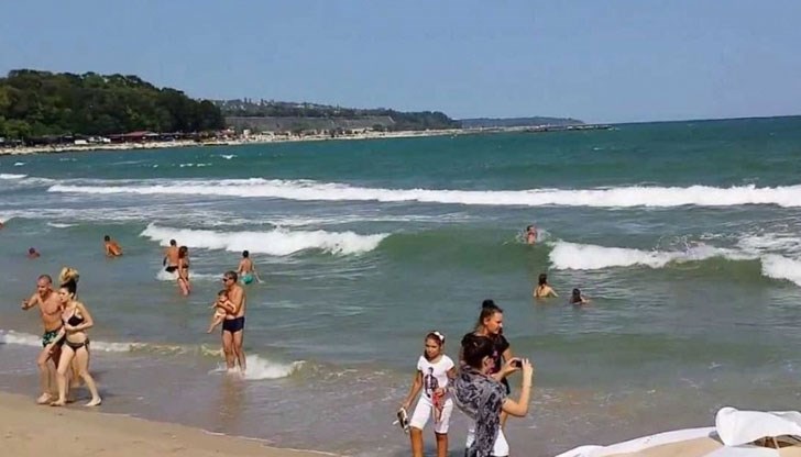 Морската вода вече достига 22-23 градуса и е добра за къпане Морската вода вече достига 22-23 градуса и е добра за къпане