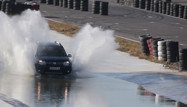 Курсът включва шофиране на лед, мокра настилка, силен дъжд и други Курсът включва шофиране на лед, мокра настилка, силен дъжд и други