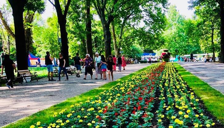 Облечете се хубаво и вървете на място, където има много хора