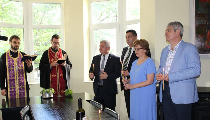 С водосвет за здраве и прерязване на лентата започна тържествената церемония в новия и модерен офис