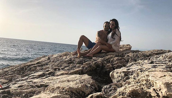 Преслава пъчи коремче на плажа