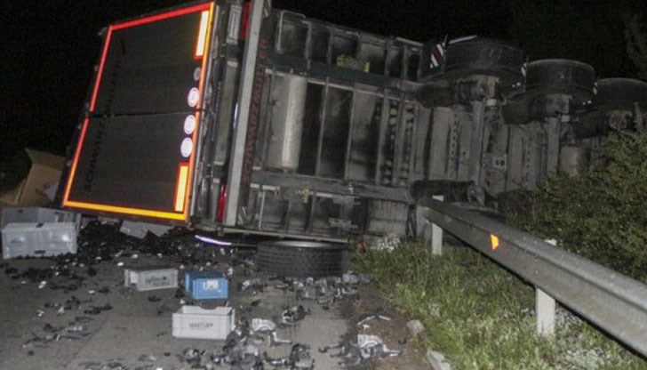 Автомобила е с откъсната предница, а ТИР-а се е влачил повече от 100 метра