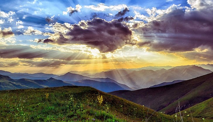 Валежите и есенното време ще продължат до края на работната седмица Валежите и есенното време ще продължат до края на работната седмица