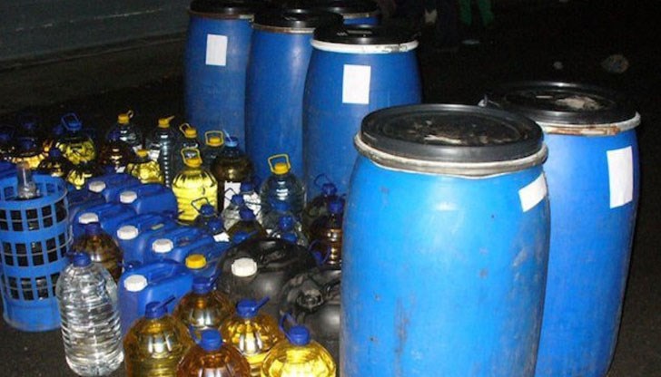 Съсед го издава и го изловили, докато прелива ракията от бидони в туби / Снимката е илюстративна Съсед го издава и го изловили, докато прелива ракията от бидони в туби / Снимката е илюстративна