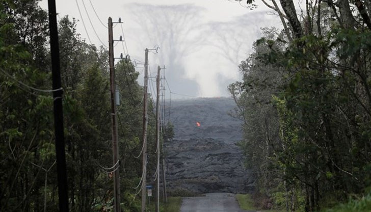 Стичащата се лава заплашва да прекъсне ключово шосе, по което се извършва евакуация от бедстващия район