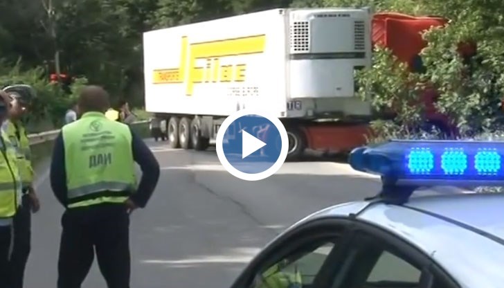 Мъртво пиян тираджия смаза бус, шофьорът му загина