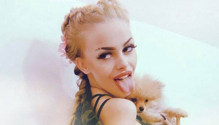 Малката певица не е нито най-скандалната, нито е най-известната, нито ще направи голяма кариера. Проблемът е, че има хора, които ѝ се възхищават Малката певица не е нито най-скандалната, нито е най-известната, нито ще направи голяма кариера. Проблемът е, че има хора, които ѝ се възхищават