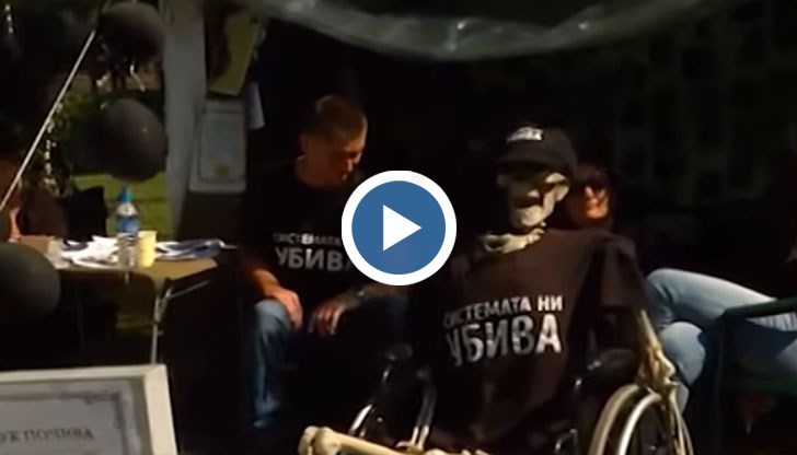 Държавен служител обвинява майките в платени протести