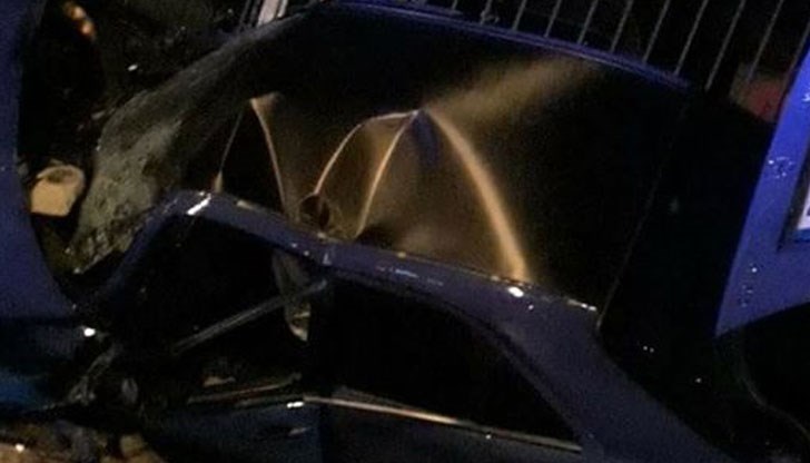 Мерцедес се заби в стълб до автокъща