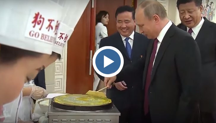 Държавният глава сготви блюдото гоубули, което прилича на руските пелмени, както и много популярните в Китай пълнени с месо и зеленчуци "палачинки"