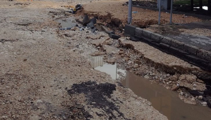 Електрически стълб може всеки момент да рухне след вчерашния потоп