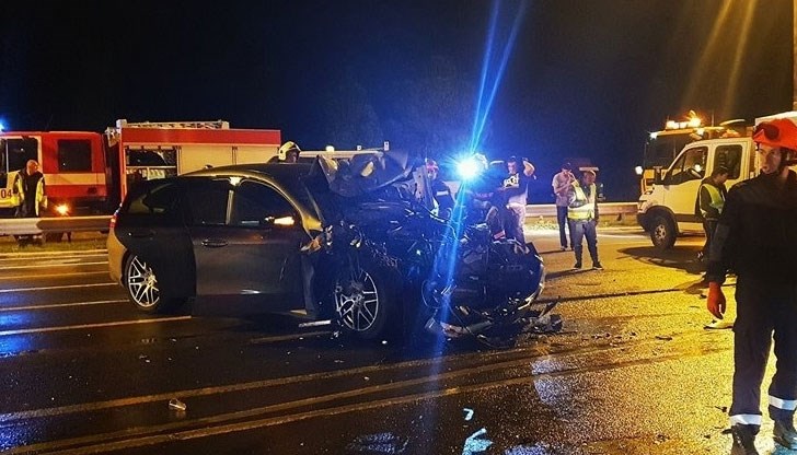 Младата шофьорка се забила челно в камион на „Чистота“, след което помела двамата чистачи, които миели шосето Младата шофьорка се забила челно в камион на „Чистота“, след което помела двамата чистачи, които миели шосето