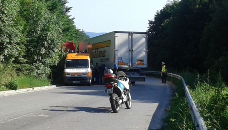 40-годишният мъж бил с цялото си семейство в микробуса, затиснат от ТИР 40-годишният мъж бил с цялото си семейство в микробуса, затиснат от ТИР