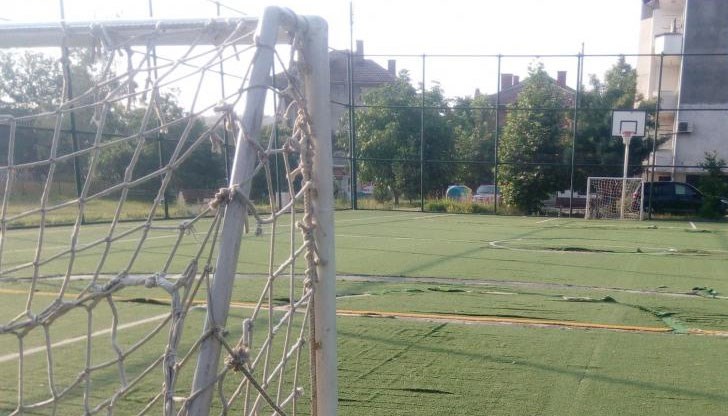 Подвижната врата му падна върху главата