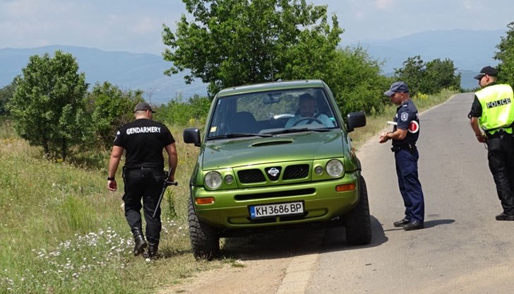 Четири полицейски патрула претърсват колите за контрабандни череши на две КПП