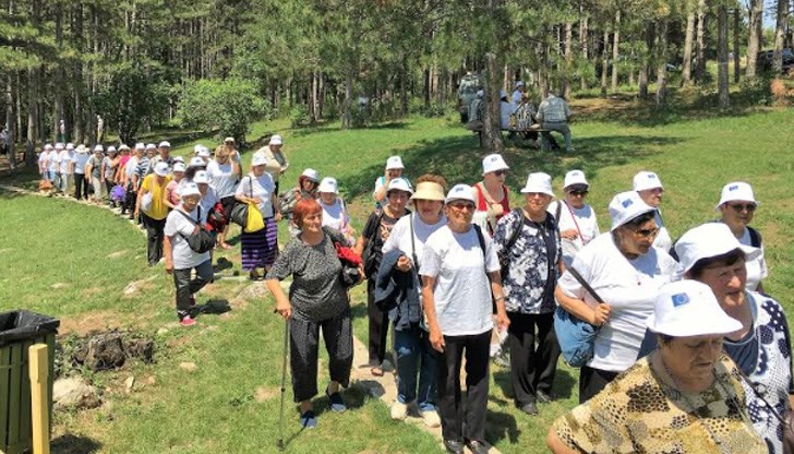 Хора от третата възраст посетиха град Борово и пещерата Орлова чука