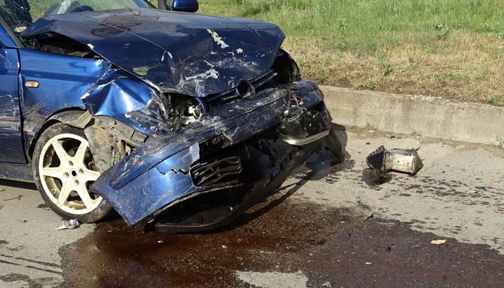 "Фолксваген Голф" се врязва в учебна кола