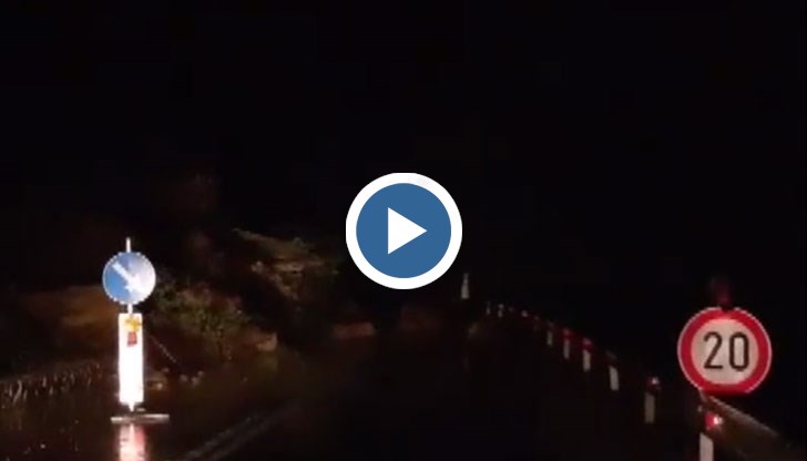 Тази вечер е блокиран целият път, а камъни продължават да падат