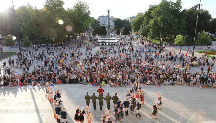 Над 1000 души взеха участие в различни шествия, танци, игри и състезания