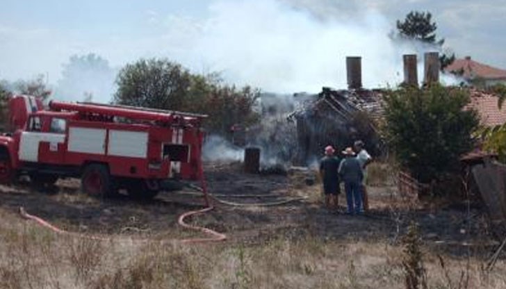 Пожарникарите са гасили пожар в лятна кухня / Снимката е илюстративна Пожарникарите са гасили пожар в лятна кухня / Снимката е илюстративна
