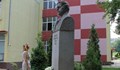 Поднесоха цветя на паметника на дякона в училище „Васил Левски“