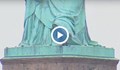 Жена се покатери на Статуята на Свободата