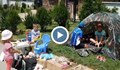 Деца продават играчките си, за да помогнат на бездомни кучета