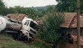 ТИР се заби в постройка в село Осенец