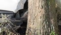 Кола се заби в дърво край Могилино