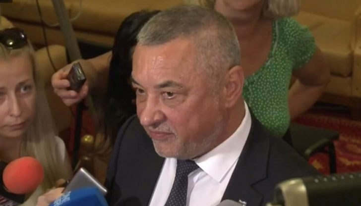 Натискате ме с бюста си! Не ми е удобно! Престанете да ме тормозите