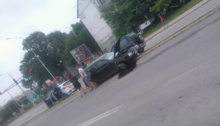 Лек автомобил е "кацнал" върху затревеното пространство между двете платна