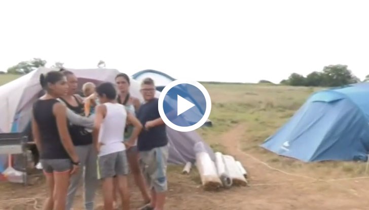 Децата, за които се грижи той, вече половин месец живеят на брега на язовир