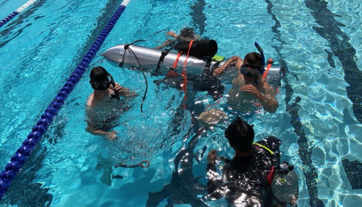 Компанията на американския предприемач и милиардер Илон Мъск изпробва мини подводница за спасяването на деца, блокирани в наводнена пещера в Тайланд