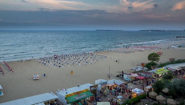 Карали ги да работят с вдигнати поли и разголени тела