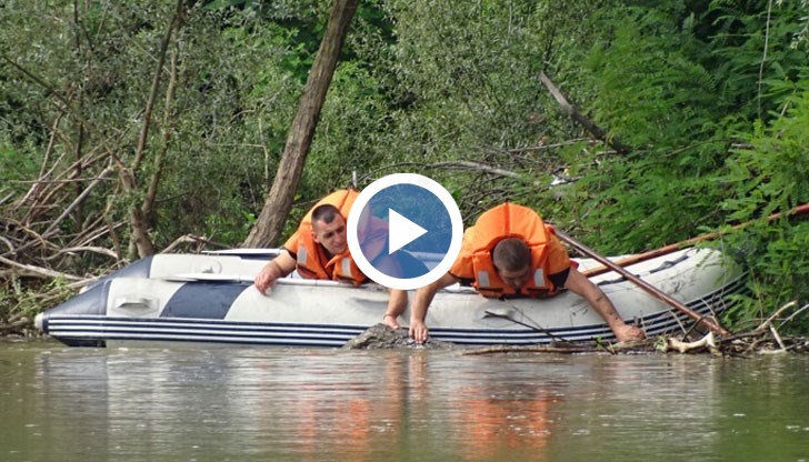 Тялото на 30-годишния мъж е открито край върба на брега