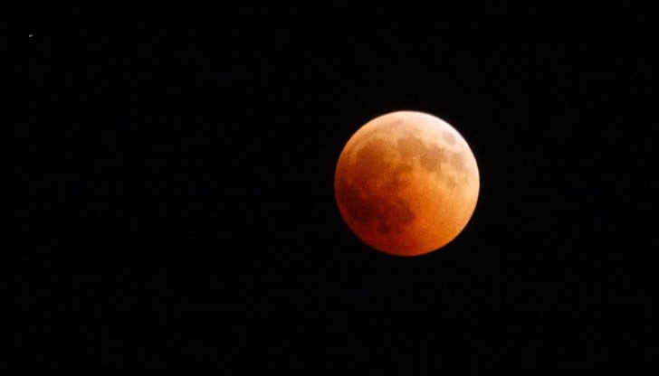 КРАСОТА В НЕБЕТО: Най-дългото лунно затъмнение от началото на века
