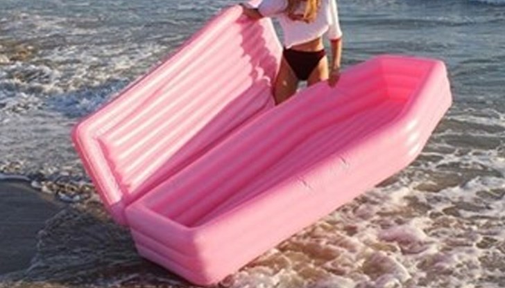 Плажният артикул дори има капак, с който потребителят може да се затвори