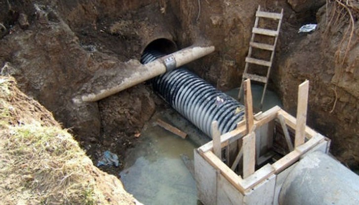 Новият централен водопровод в Девин за минерална вода е повреден умишлено и част от водата изтича в реката