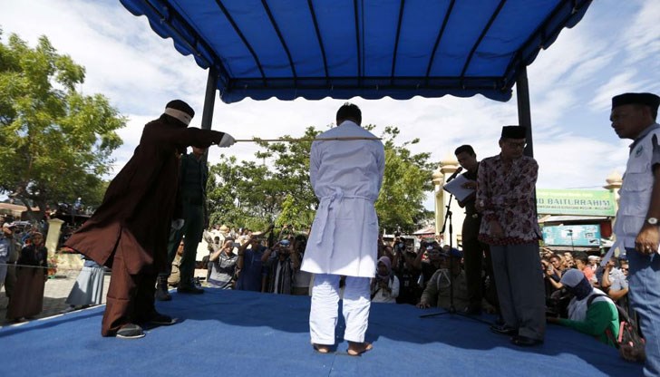 На всеки от двамата мъже бяха нанесени по 87 удара с пръчка за консумирането на гей секс, който според местен ислямски закон е забранен