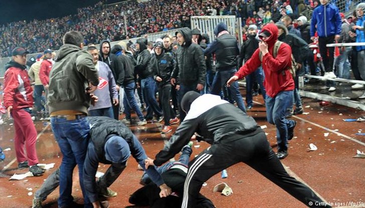 Законът предвижда при първа проява футболните хулигани да бъдат глобявани до 2000 лева