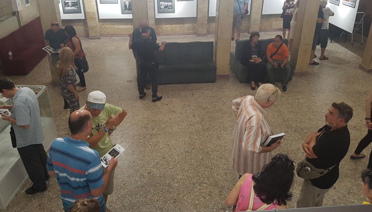 Тя ще остане в „Галерия Библиотека” до 20 август