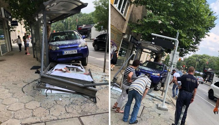 От силния сблъсък автомобилът е съборил на земята билборда, който се намира непосредствено до спирката