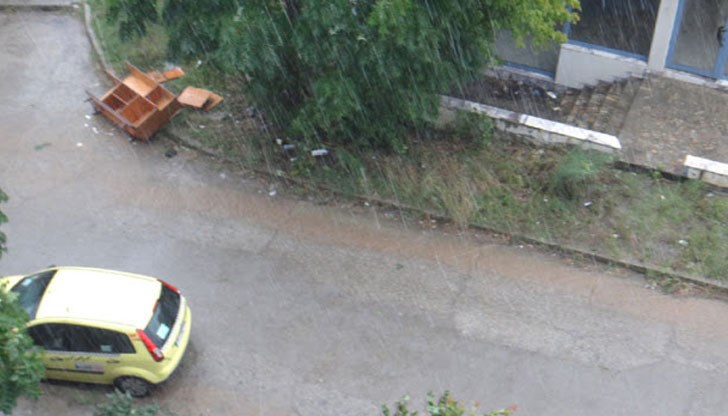 Дъжд с гръмотевици и ураганен вятър, който буквално „сгъна" дървета