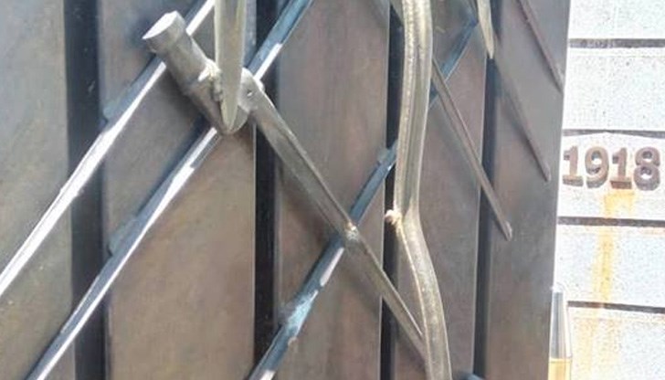 Откраднати са 2 щика, а централният нож от пушка „Манлихер“ е откачен от заварките