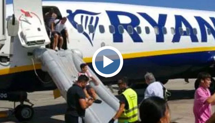 Подпалил се мобилен телефон "изгони" всички пасажери от борда на самолета