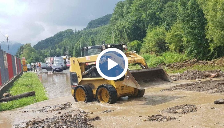 Порои отново потопиха града